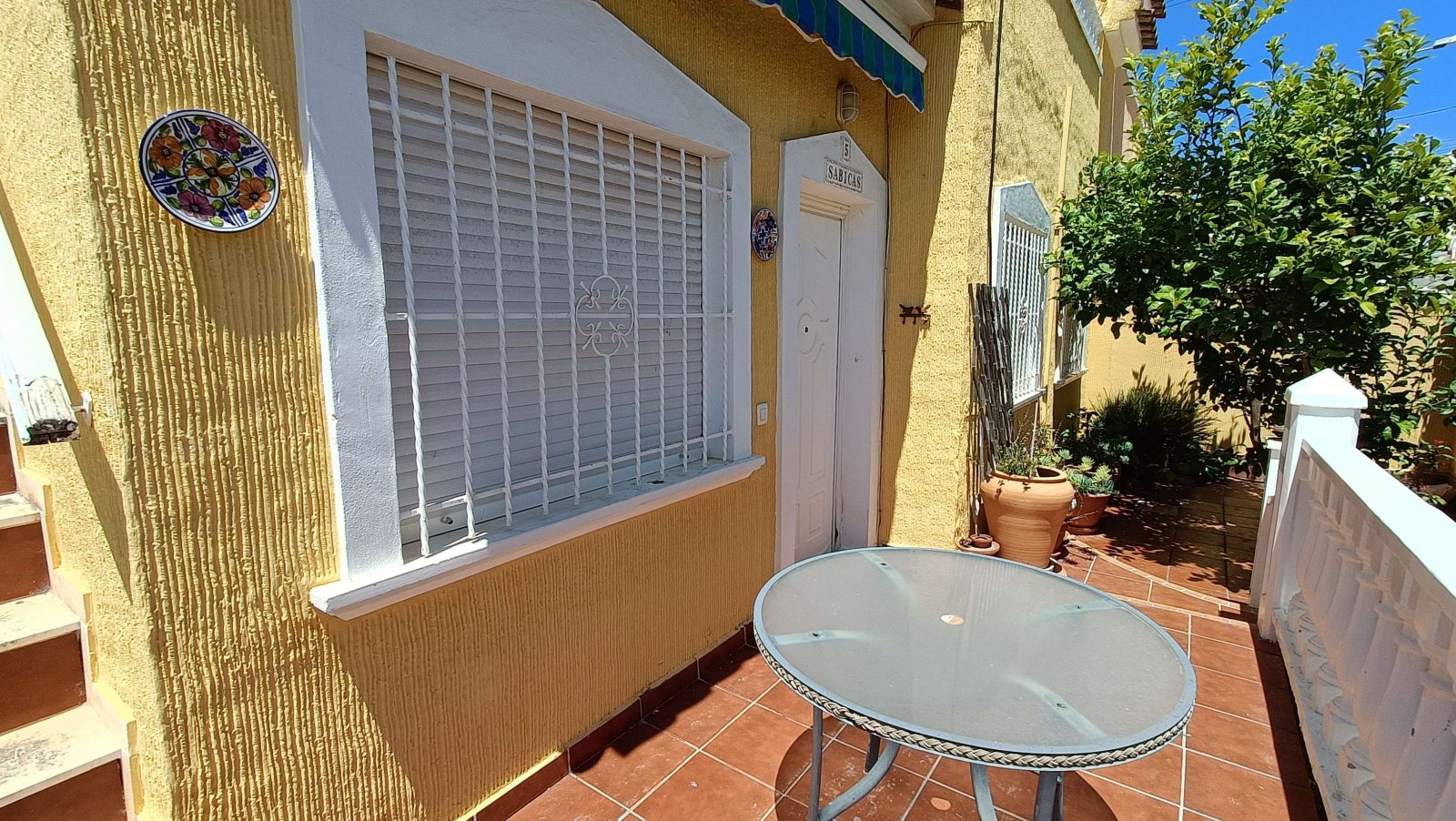 Beautiful quad with 2 bedrooms, 2 bathrooms, a guest area in the basement, a roof terrace and a communal swimming pool