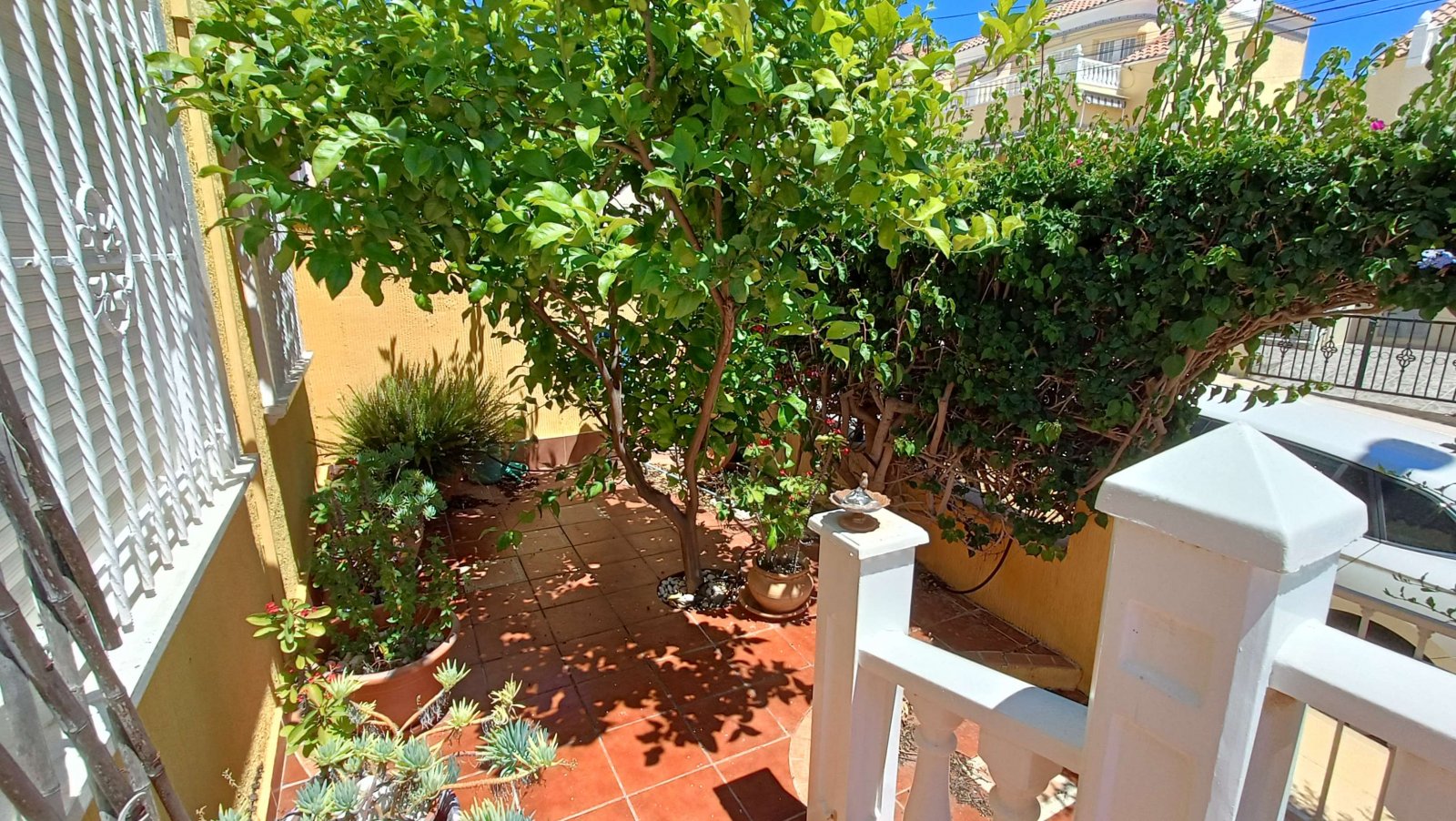 Beautiful quad with 2 bedrooms, 2 bathrooms, a guest area in the basement, a roof terrace and a communal swimming pool