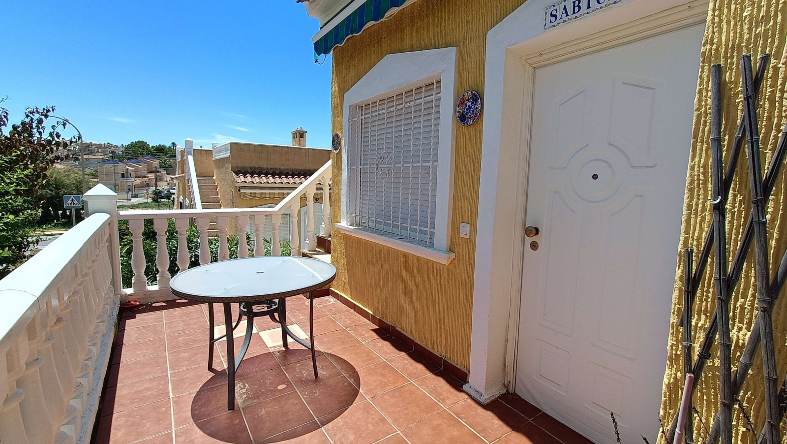 Beautiful quad with 2 bedrooms, 2 bathrooms, a guest area in the basement, a roof terrace and a communal swimming pool