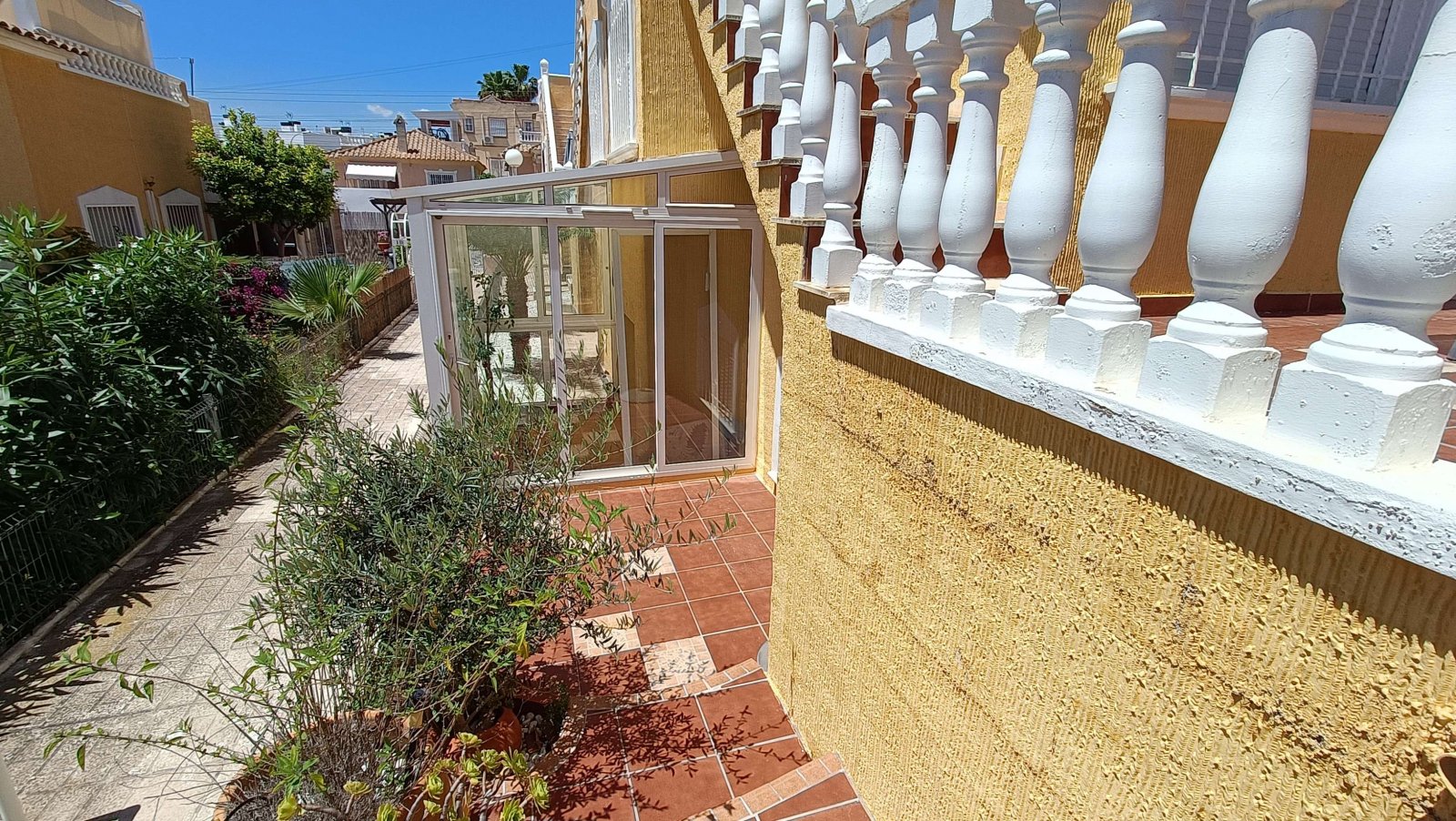 Beautiful quad with 2 bedrooms, 2 bathrooms, a guest area in the basement, a roof terrace and a communal swimming pool