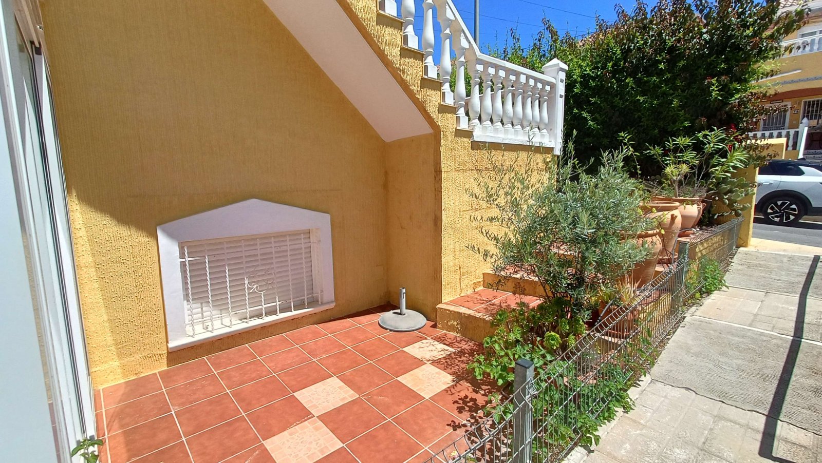Beautiful quad with 2 bedrooms, 2 bathrooms, a guest area in the basement, a roof terrace and a communal swimming pool