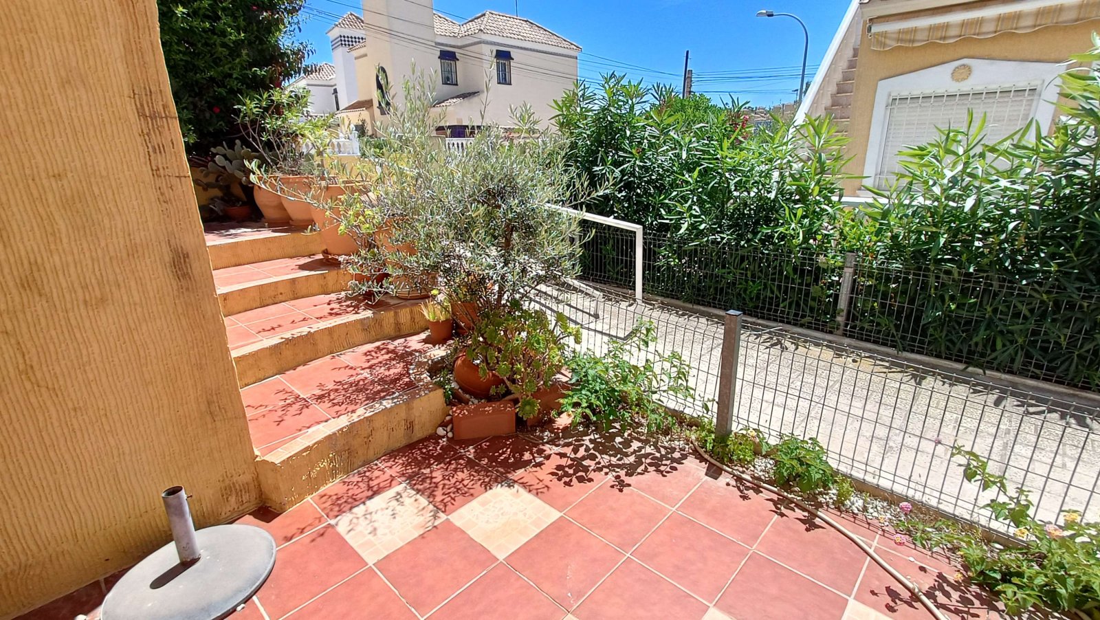 Beautiful quad with 2 bedrooms, 2 bathrooms, a guest area in the basement, a roof terrace and a communal swimming pool