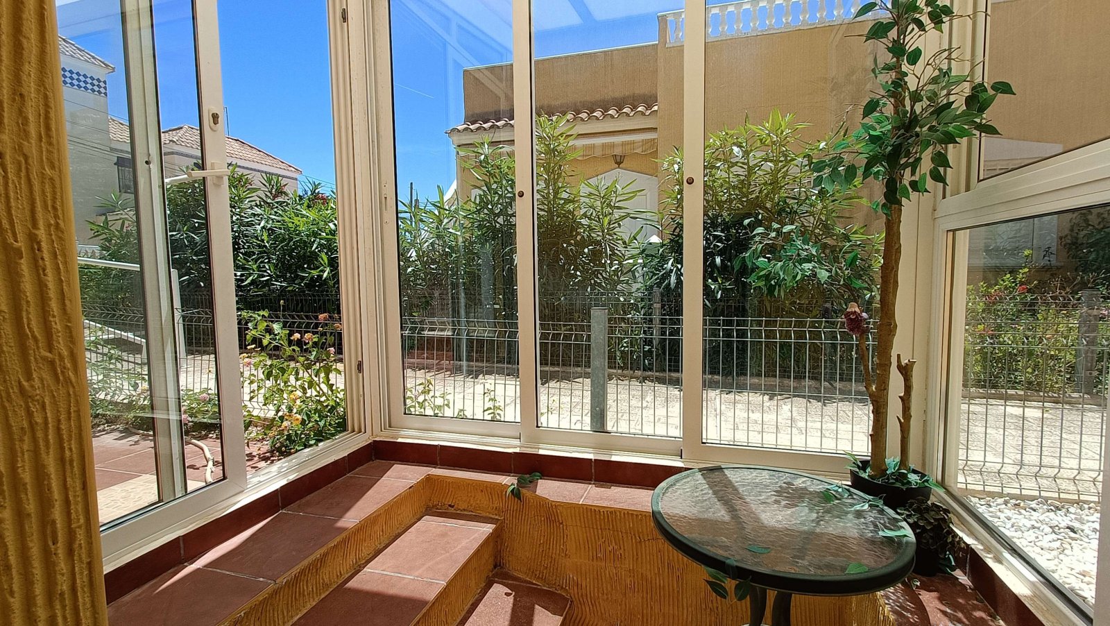 Beautiful quad with 2 bedrooms, 2 bathrooms, a guest area in the basement, a roof terrace and a communal swimming pool