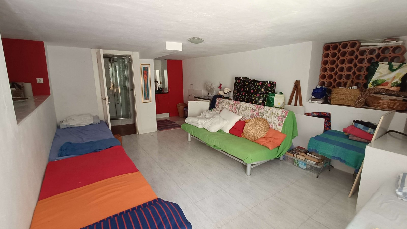 Beautiful quad with 2 bedrooms, 2 bathrooms, a guest area in the basement, a roof terrace and a communal swimming pool