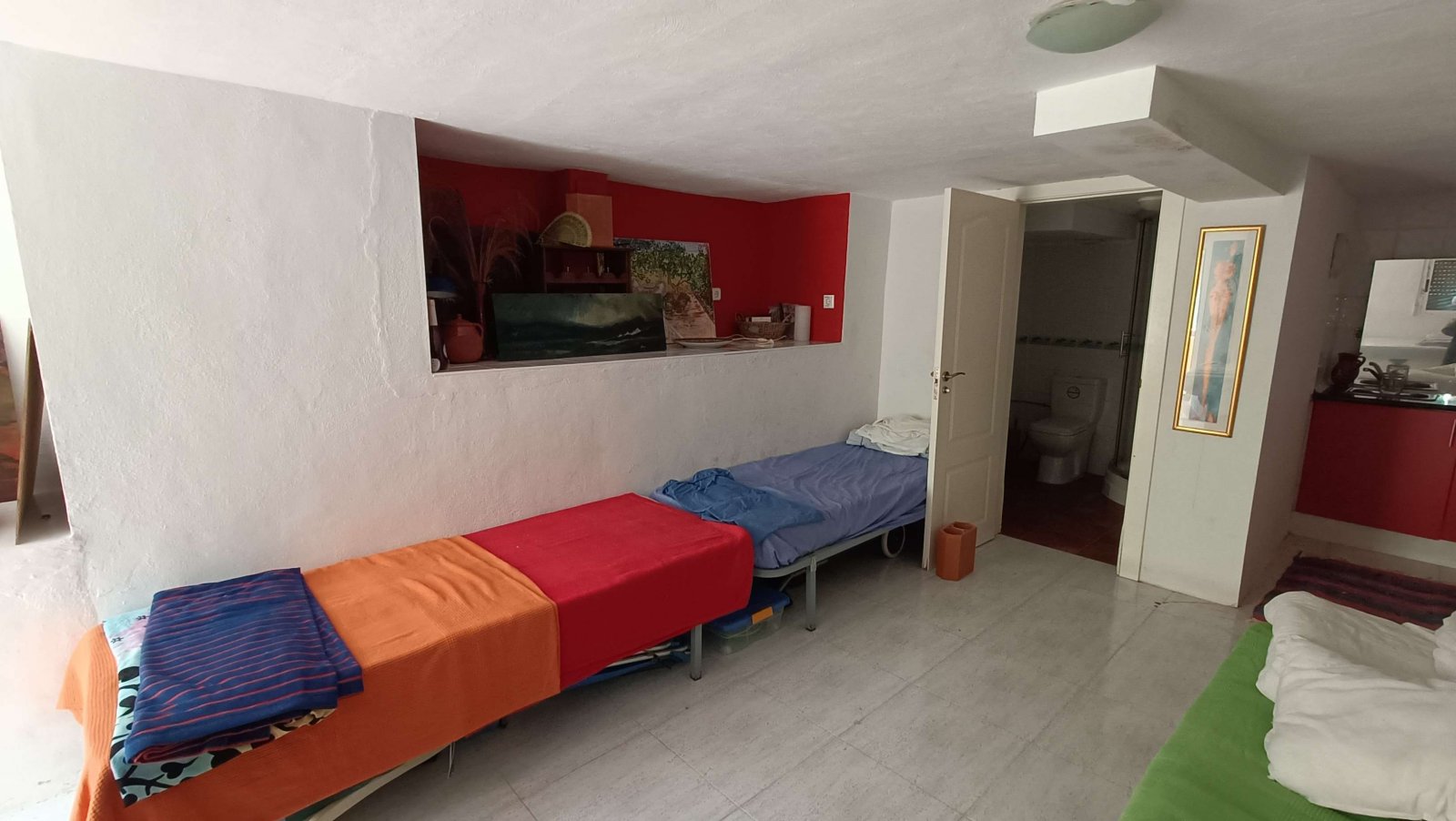 Beautiful quad with 2 bedrooms, 2 bathrooms, a guest area in the basement, a roof terrace and a communal swimming pool