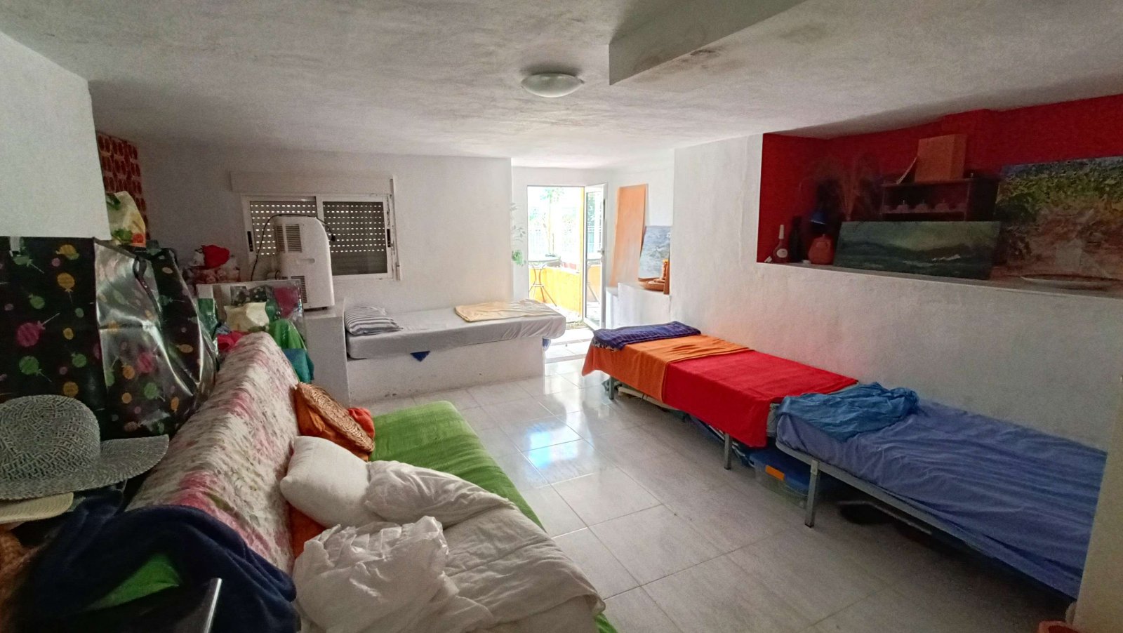 Beautiful quad with 2 bedrooms, 2 bathrooms, a guest area in the basement, a roof terrace and a communal swimming pool