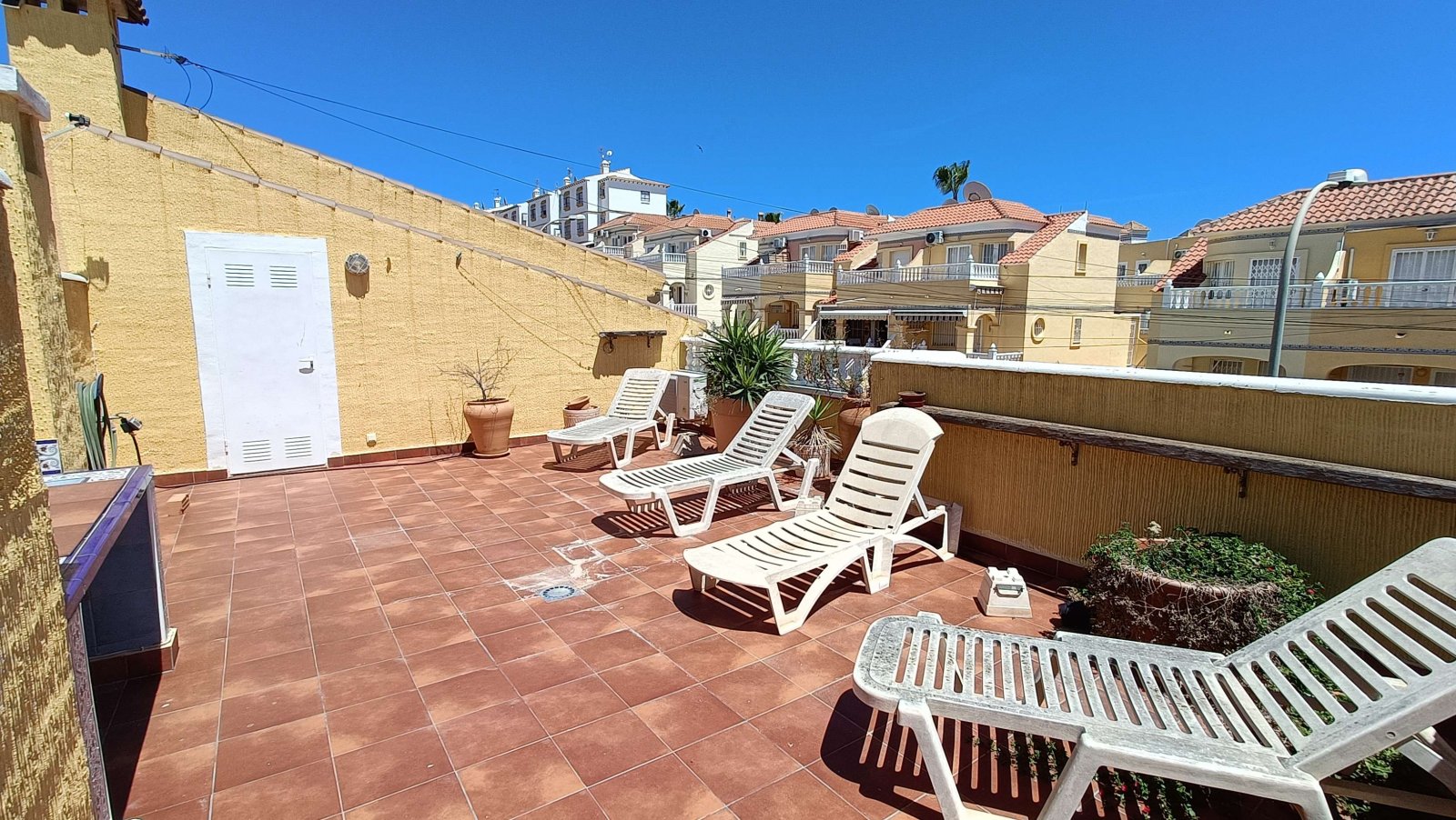Beautiful quad with 2 bedrooms, 2 bathrooms, a guest area in the basement, a roof terrace and a communal swimming pool