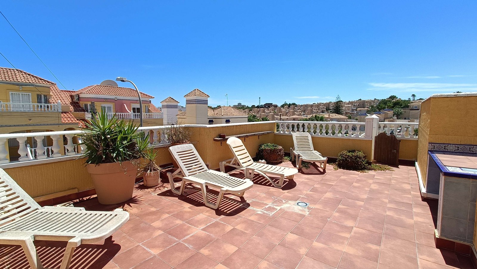 Beautiful quad with 2 bedrooms, 2 bathrooms, a guest area in the basement, a roof terrace and a communal swimming pool