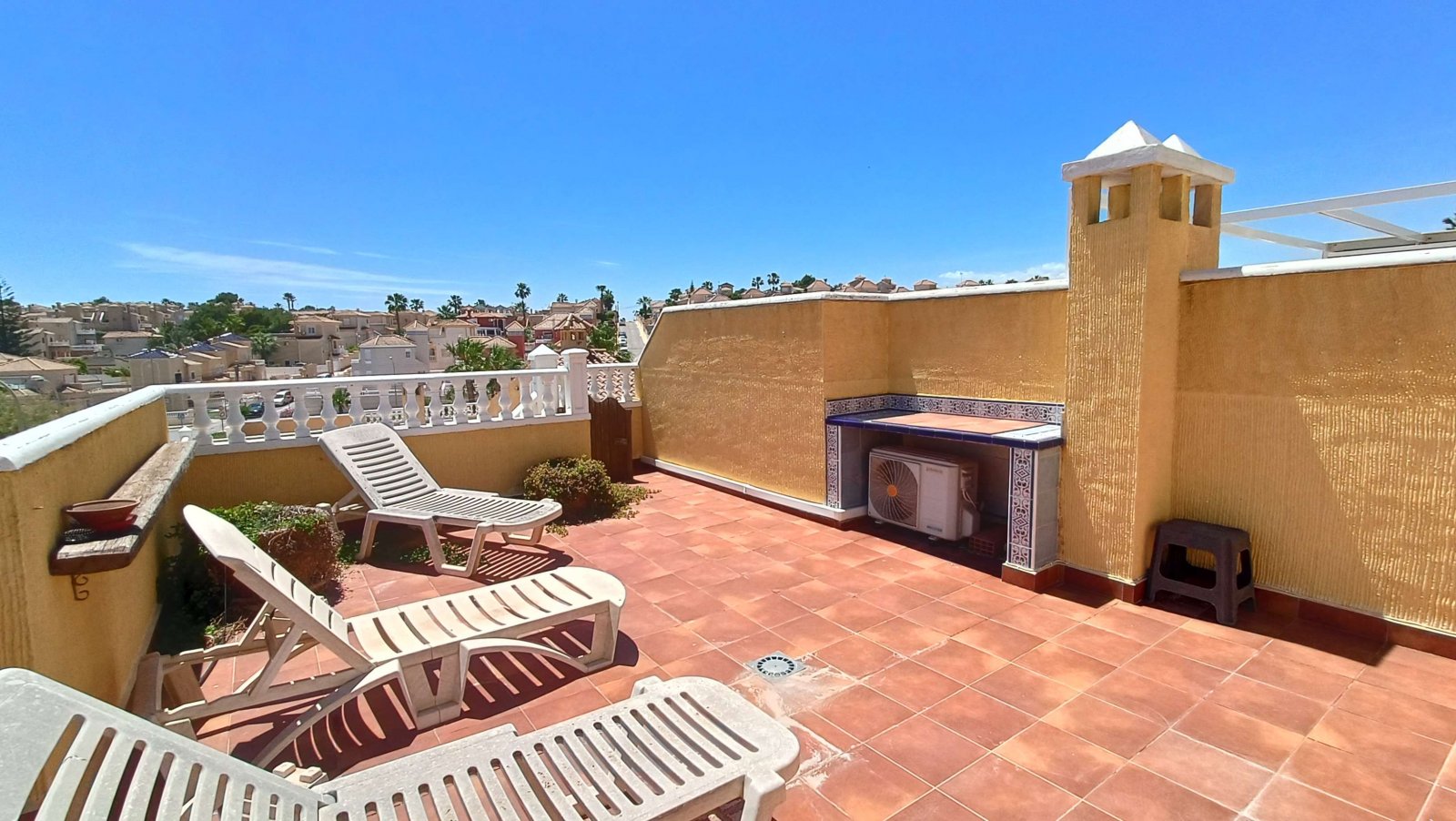 Beautiful quad with 2 bedrooms, 2 bathrooms, a guest area in the basement, a roof terrace and a communal swimming pool