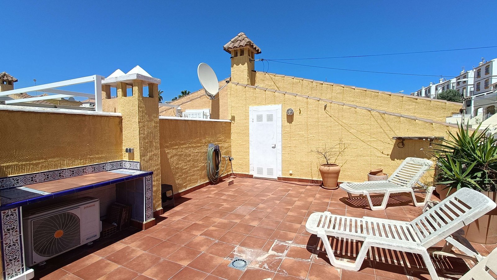 Beautiful quad with 2 bedrooms, 2 bathrooms, a guest area in the basement, a roof terrace and a communal swimming pool