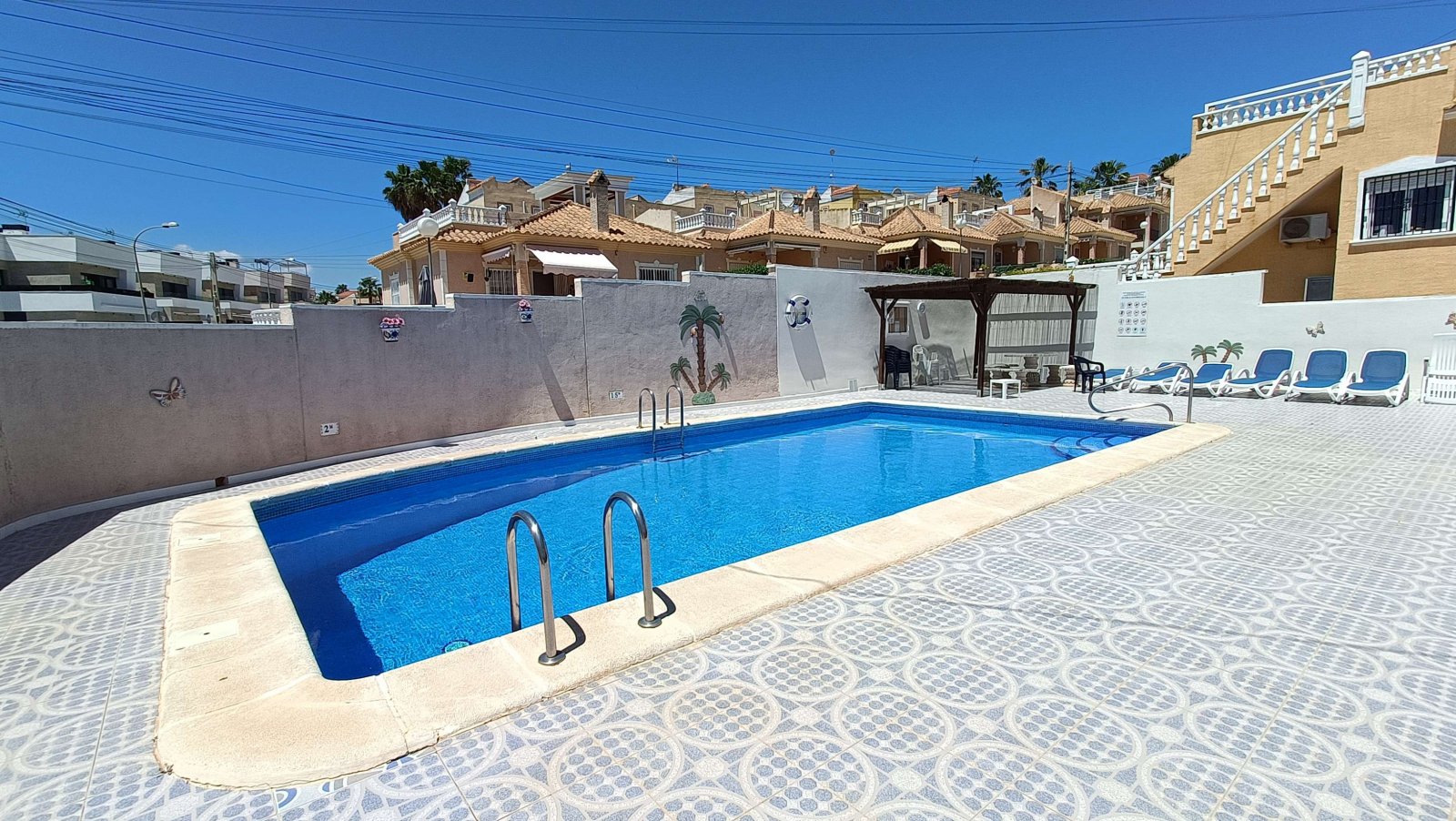 Beautiful quad with 2 bedrooms, 2 bathrooms, a guest area in the basement, a roof terrace and a communal swimming pool