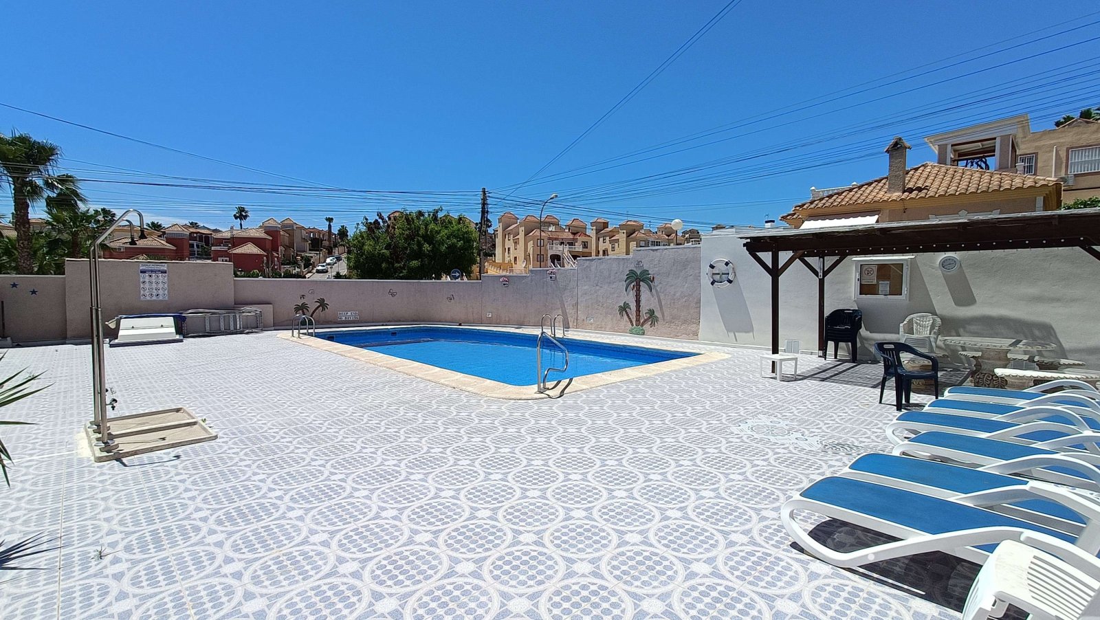 Beautiful quad with 2 bedrooms, 2 bathrooms, a guest area in the basement, a roof terrace and a communal swimming pool