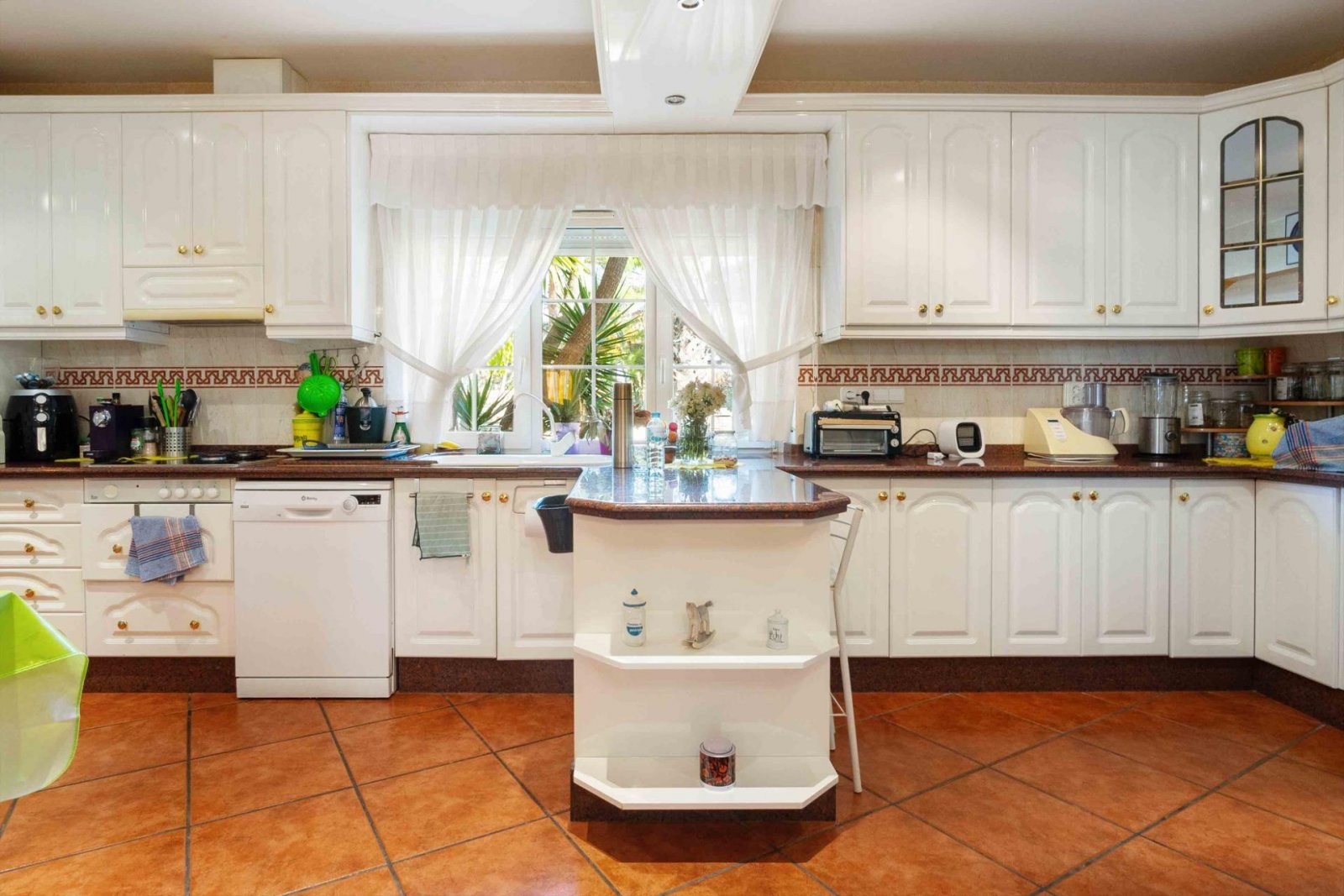 Magnificent detached villa with 3 bedrooms, 4 bathrooms, a gym, a sauna, a garage and a private pool, just 1 km from the beach