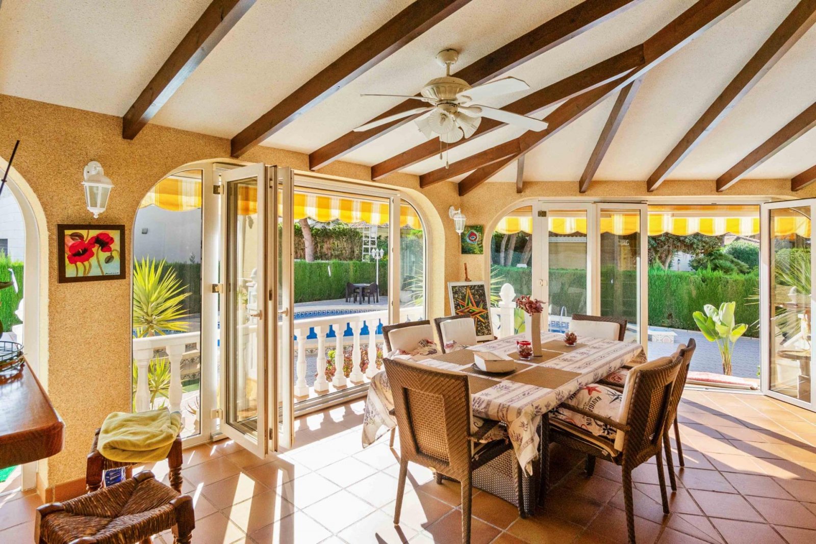 Magnificent detached villa with 3 bedrooms, 4 bathrooms, a gym, a sauna, a garage and a private pool, just 1 km from the beach