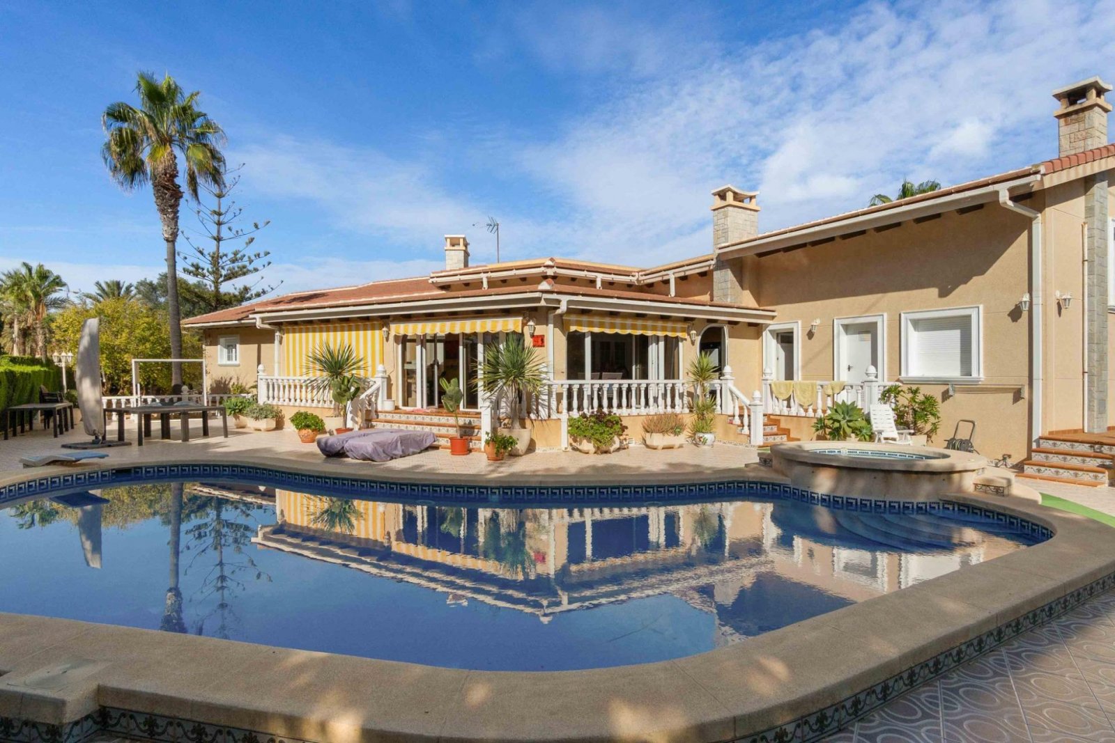 Magnificent detached villa with 3 bedrooms, 4 bathrooms, a gym, a sauna, a garage and a private pool, just 1 km from the beach
