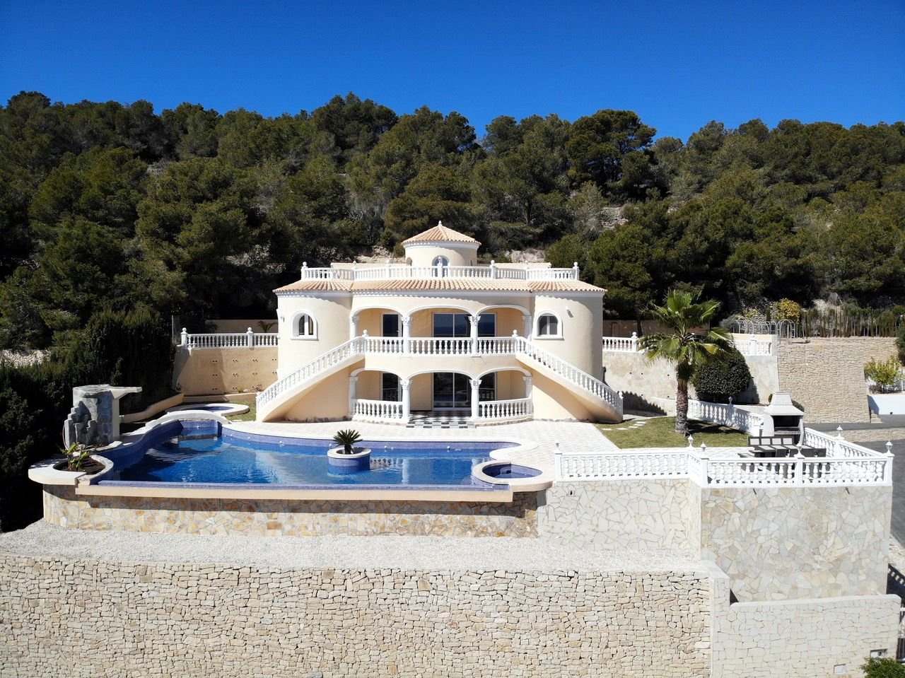 Exclusive villa, splitted in two apartments, with private pool and sea views