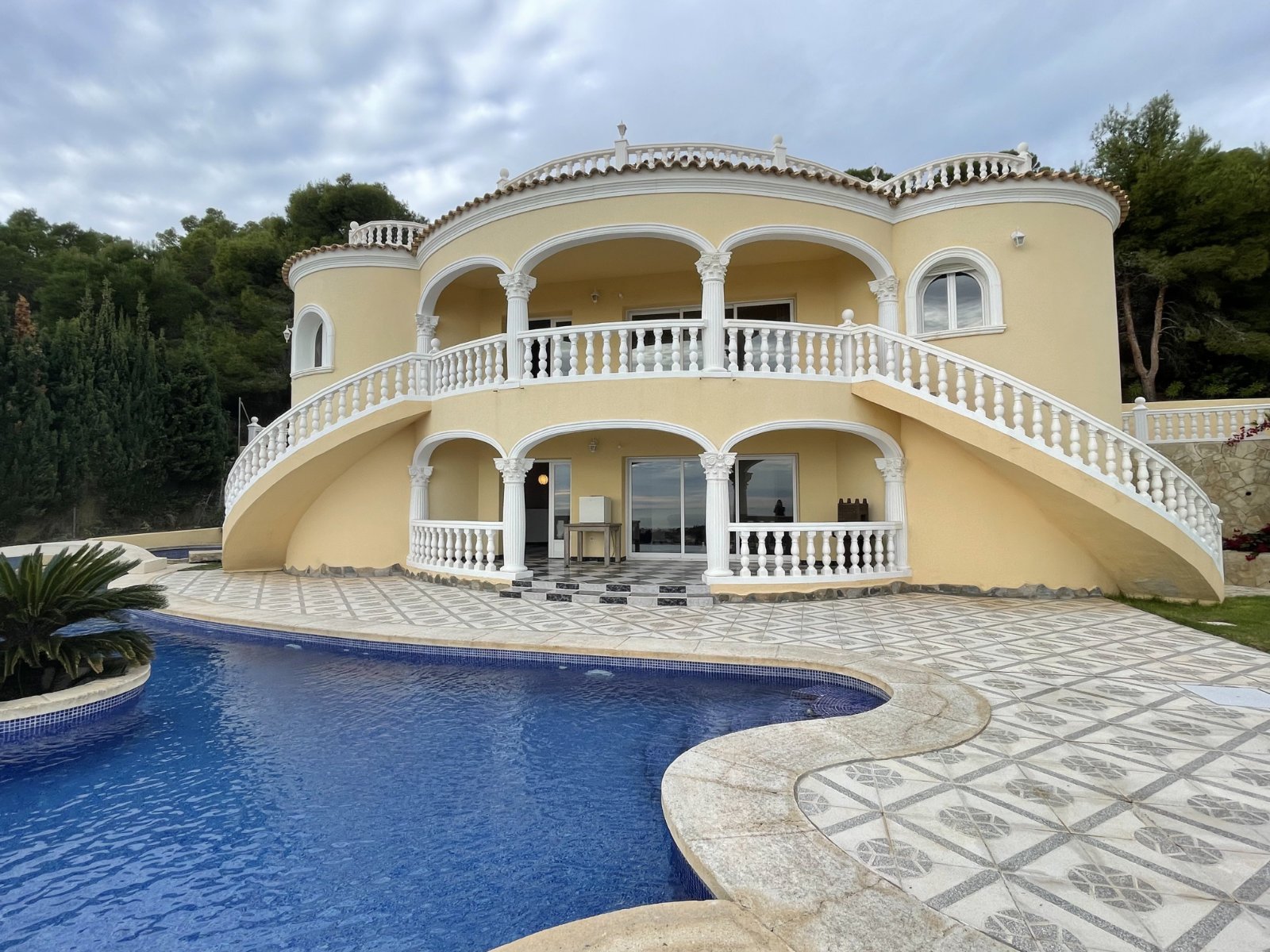 Exclusive villa, splitted in two apartments, with private pool and sea views