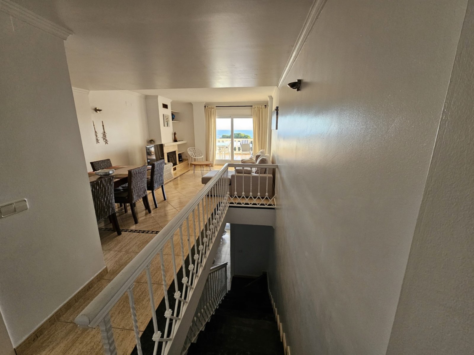 Duplex apartment with 3 bedrooms, 2 bathrooms, 2 underground parking spaces, communal pool and sea views
