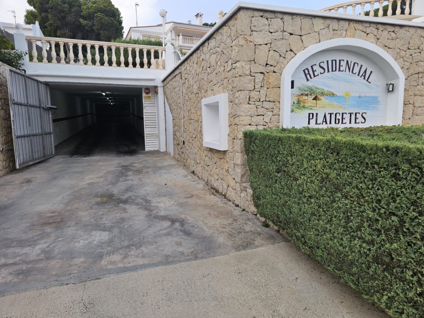 Duplex apartment with 3 bedrooms, 2 bathrooms, 2 underground parking spaces, communal pool and sea views