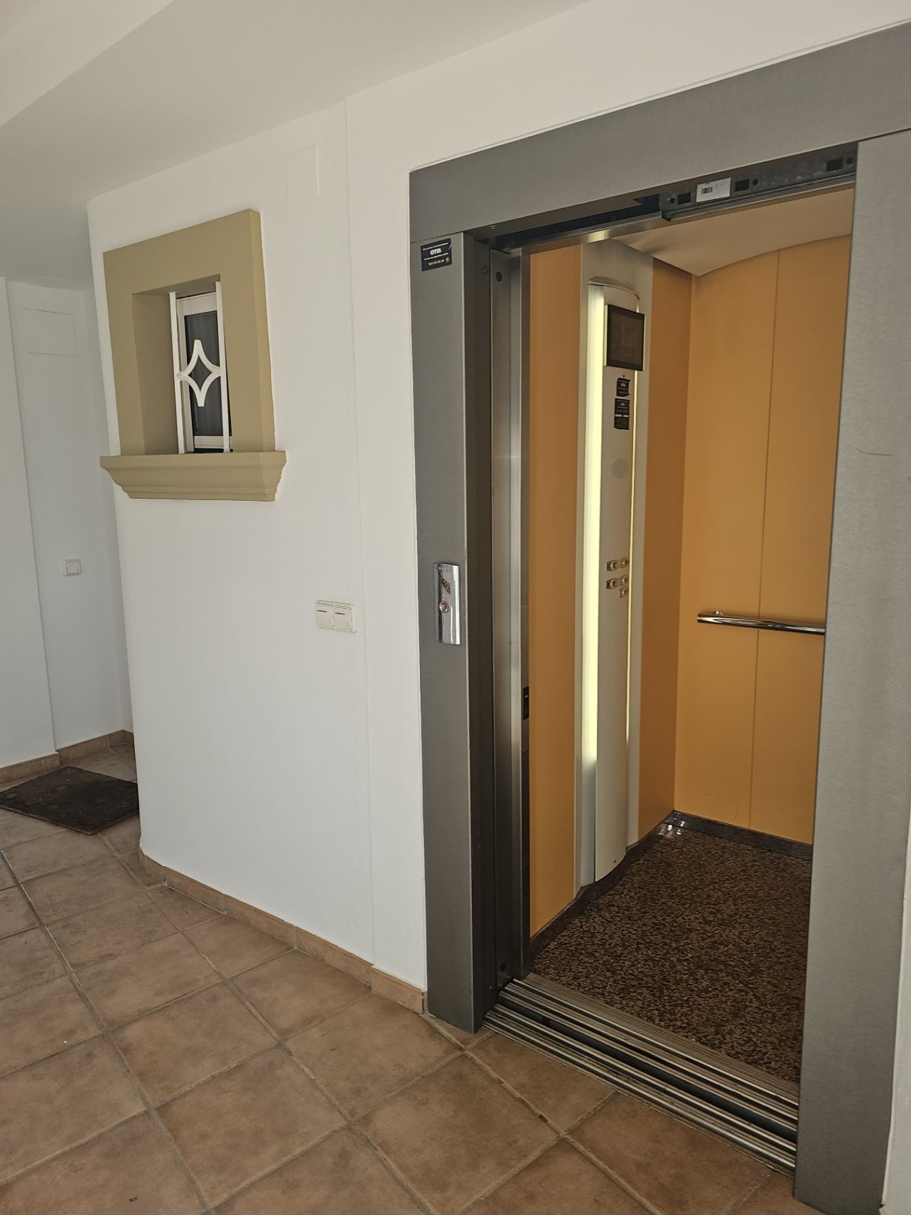 Duplex apartment with 3 bedrooms, 2 bathrooms, 2 underground parking spaces, communal pool and sea views