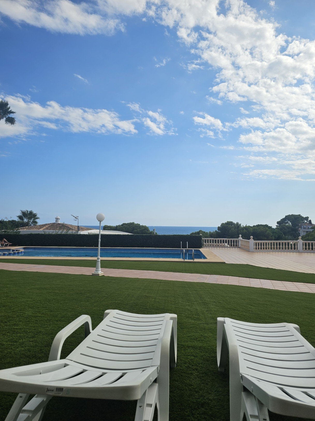 Duplex apartment with 3 bedrooms, 2 bathrooms, 2 underground parking spaces, communal pool and sea views