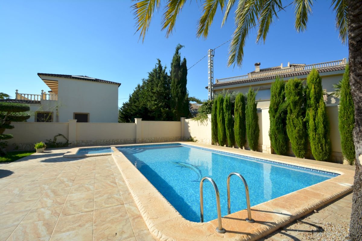 Beautiful, spacious and exclusive villa in the best area of Cabo Roig, just 150 metres from the beach