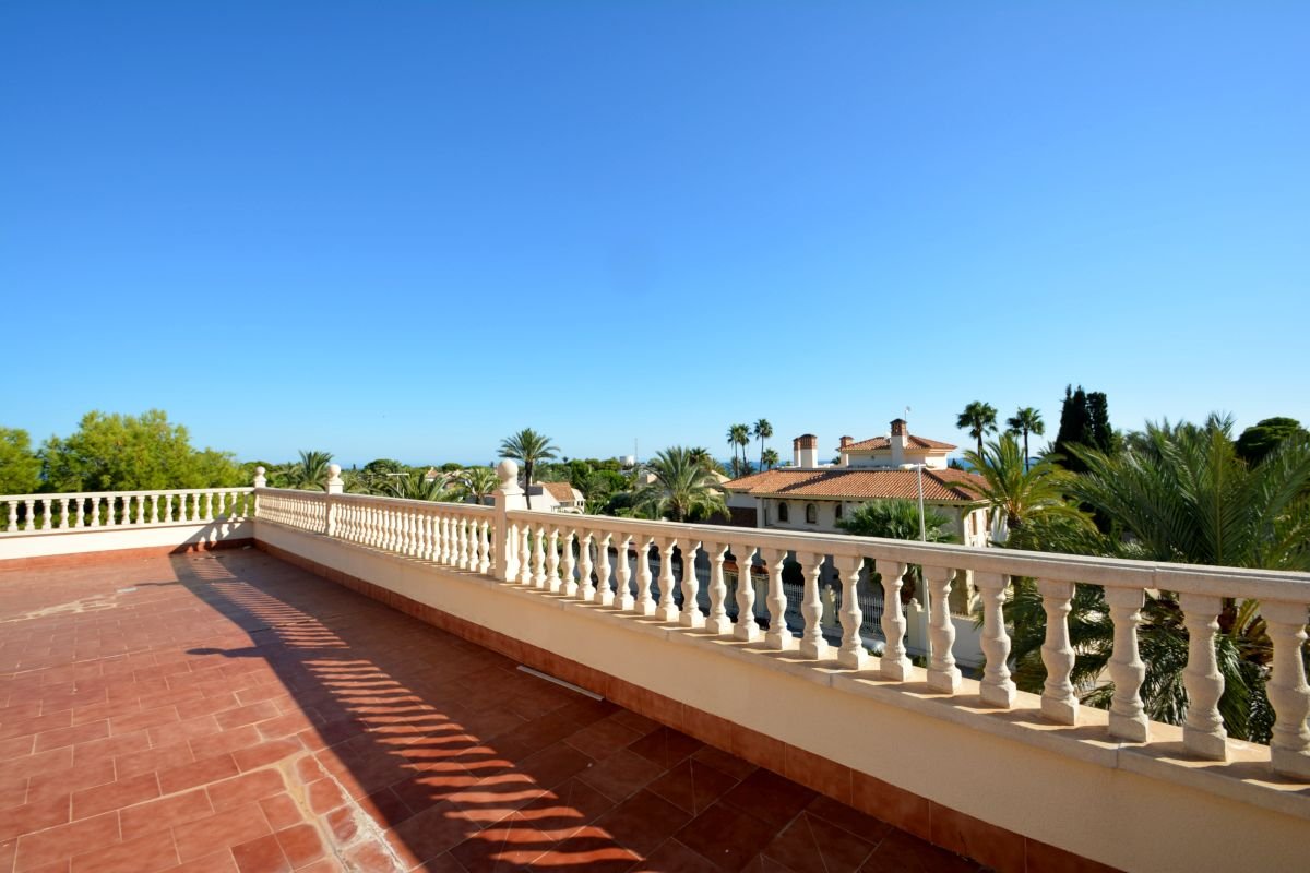 Beautiful, spacious and exclusive villa in the best area of Cabo Roig, just 150 metres from the beach