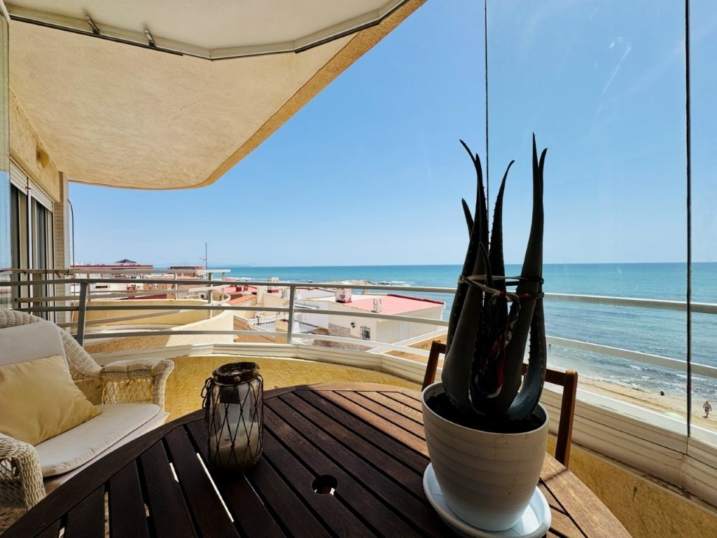 Beachfront apartment with 3 bedrooms, 2 bathrooms, private parking and sea views