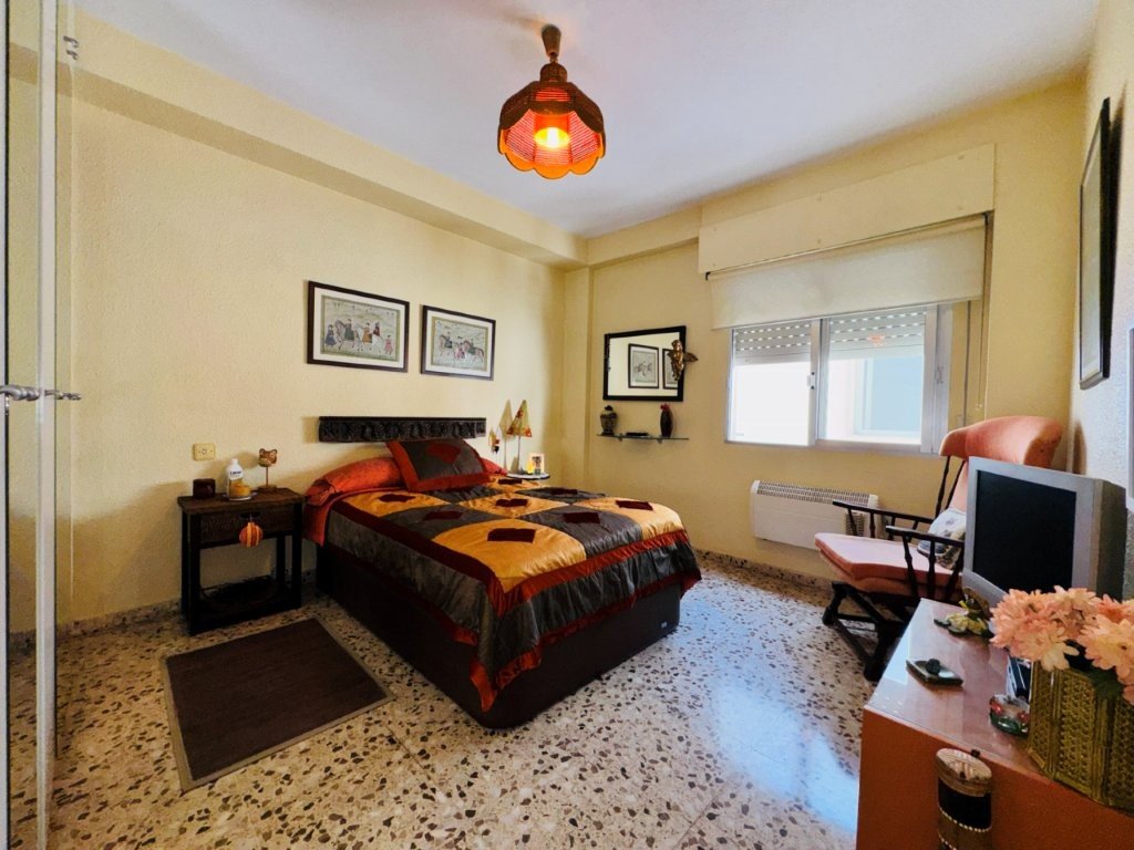 Beachfront apartment with 3 bedrooms, 2 bathrooms, private parking and sea views