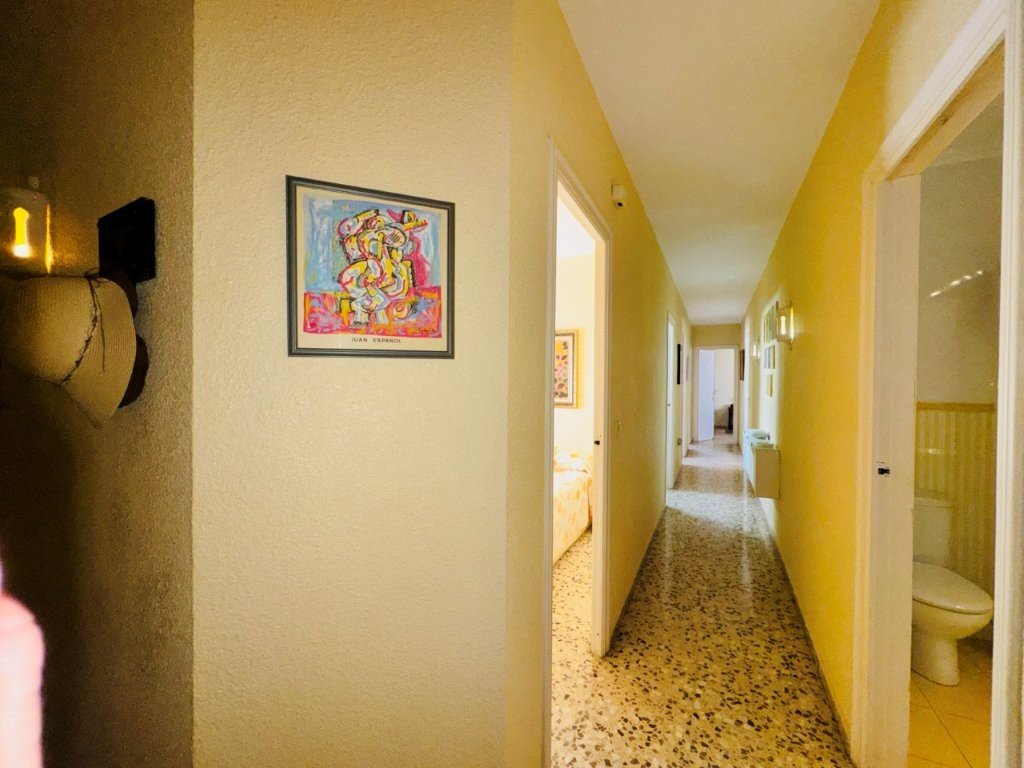 Beachfront apartment with 3 bedrooms, 2 bathrooms, private parking and sea views