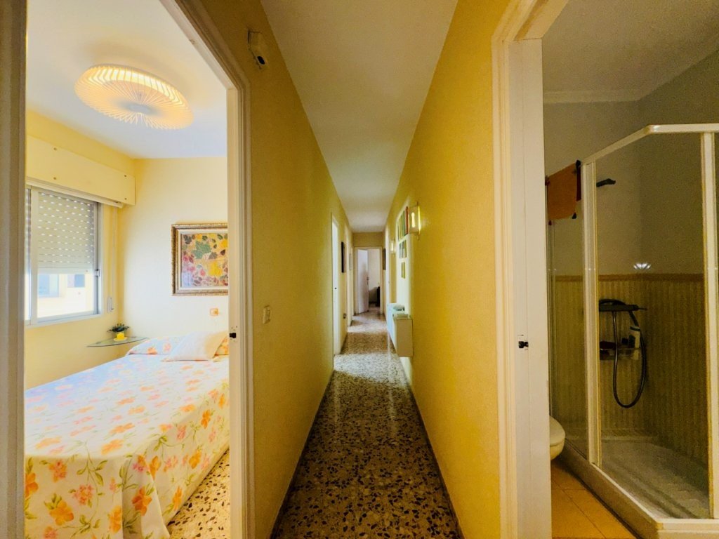 Beachfront apartment with 3 bedrooms, 2 bathrooms, private parking and sea views