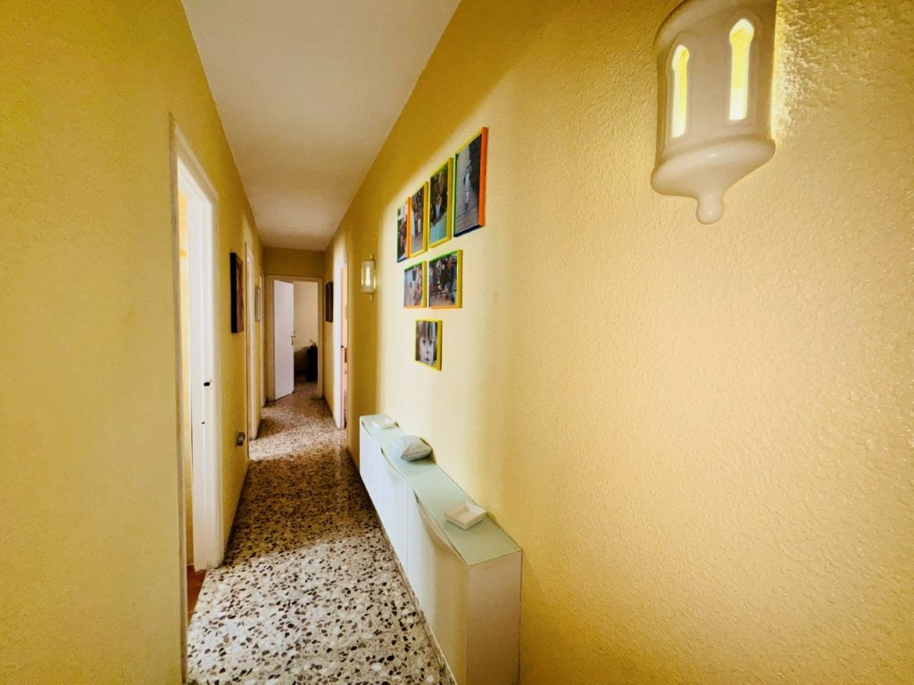 Beachfront apartment with 3 bedrooms, 2 bathrooms, private parking and sea views