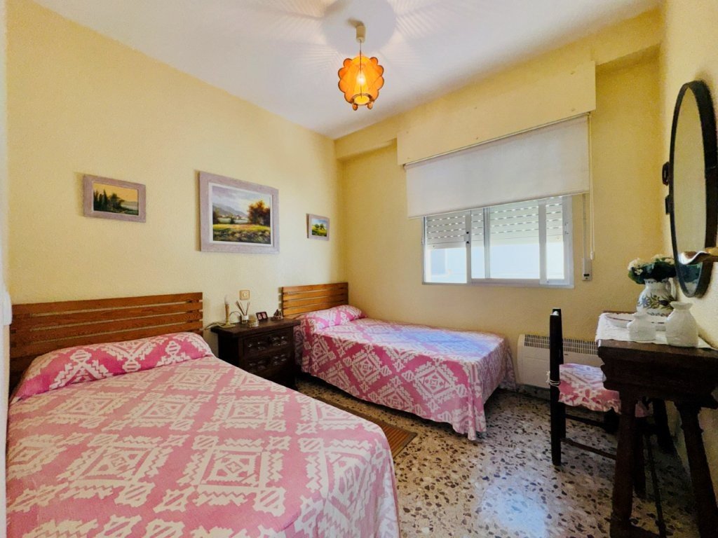 Beachfront apartment with 3 bedrooms, 2 bathrooms, private parking and sea views