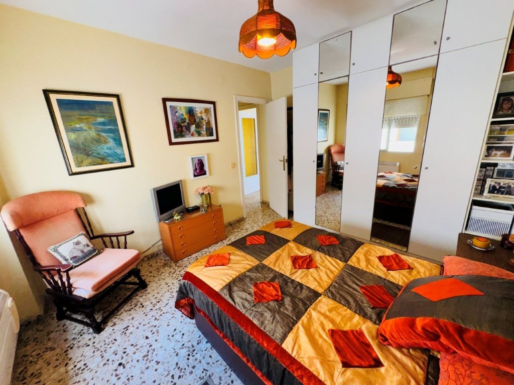Beachfront apartment with 3 bedrooms, 2 bathrooms, private parking and sea views