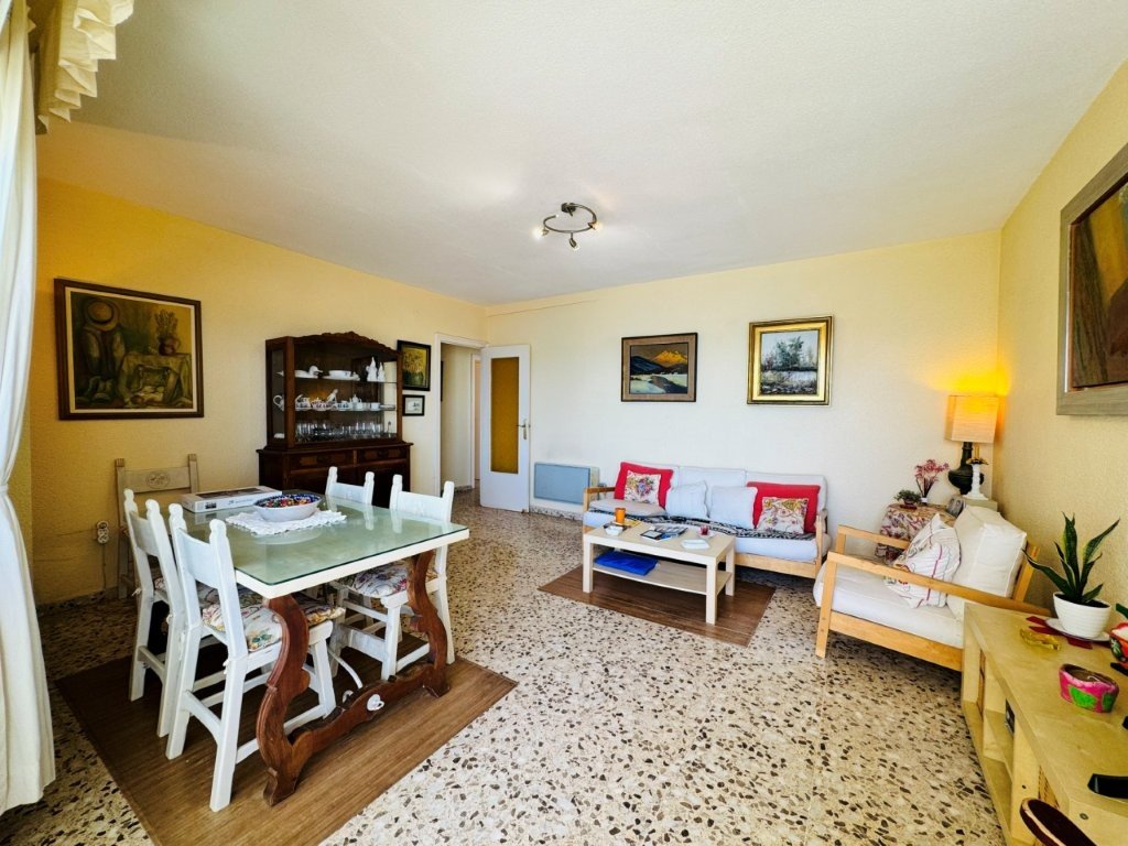 Beachfront apartment with 3 bedrooms, 2 bathrooms, private parking and sea views