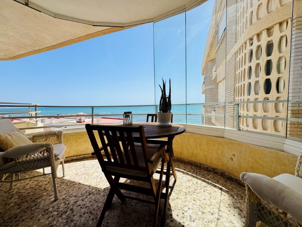 Beachfront apartment with 3 bedrooms, 2 bathrooms, private parking and sea views