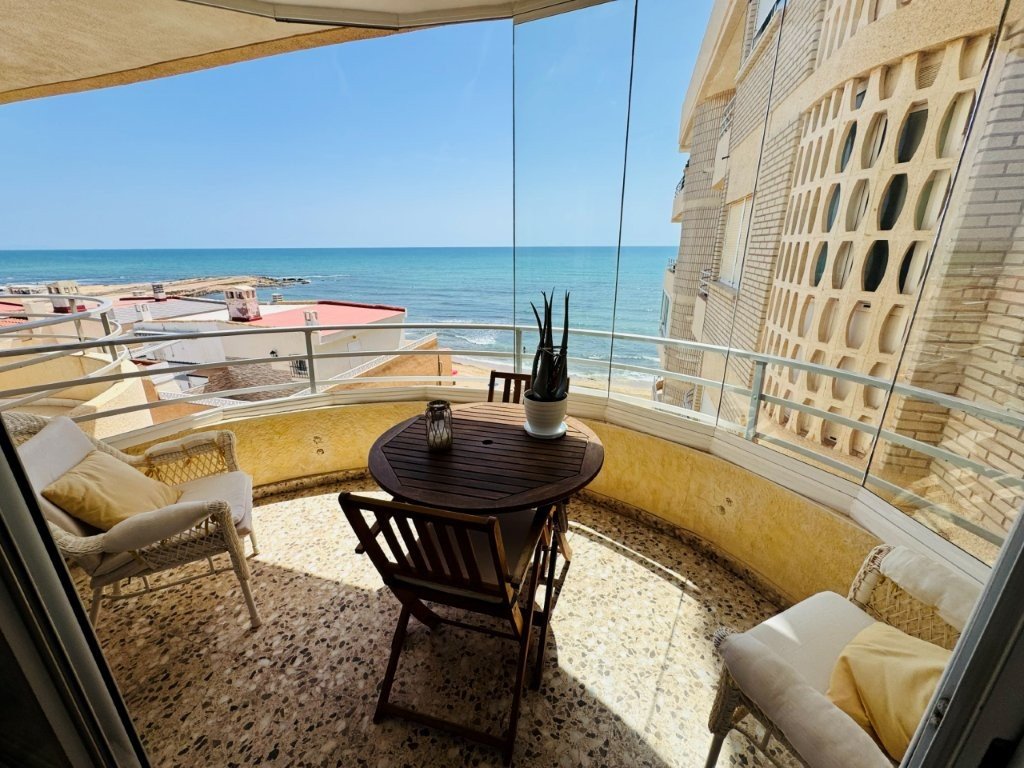 Beachfront apartment with 3 bedrooms, 2 bathrooms, private parking and sea views