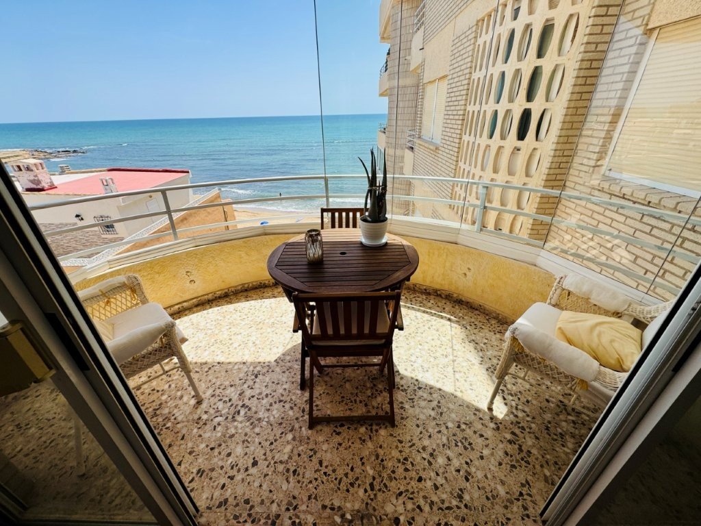 Beachfront apartment with 3 bedrooms, 2 bathrooms, private parking and sea views
