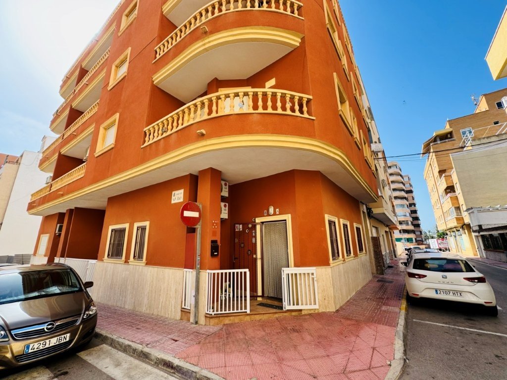 Ground floor apartment with 2 bedrooms and 1 bathroom just 200 meters from the beach