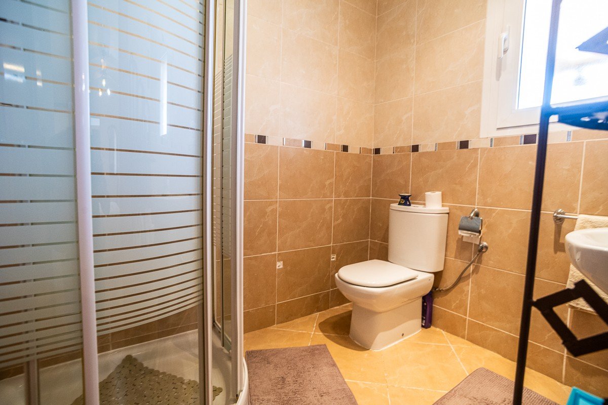 Beautiful villa with 6 bedrooms, 6 bathrooms, roof terrace, alarm system and private pool