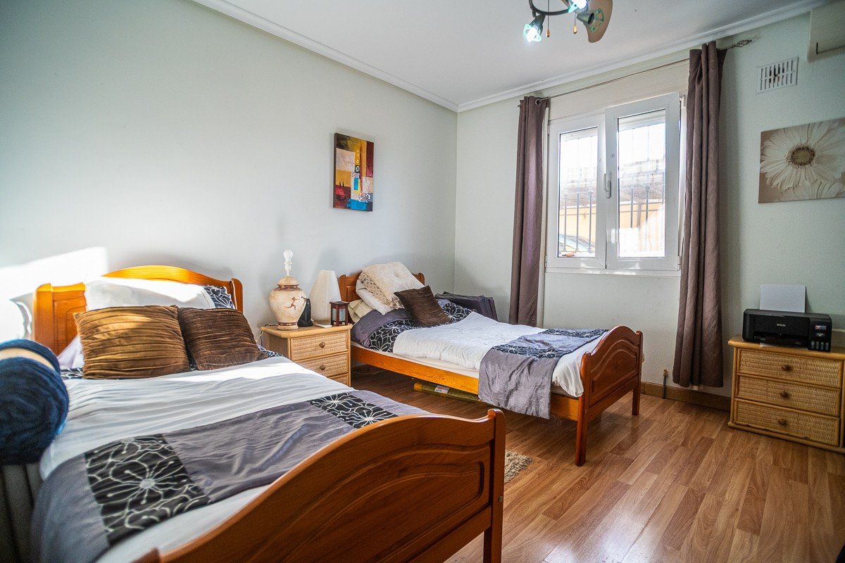 Beautiful villa with 6 bedrooms, 6 bathrooms, roof terrace, alarm system and private pool