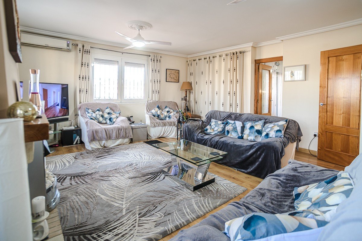 Beautiful villa with 6 bedrooms, 6 bathrooms, roof terrace, alarm system and private pool