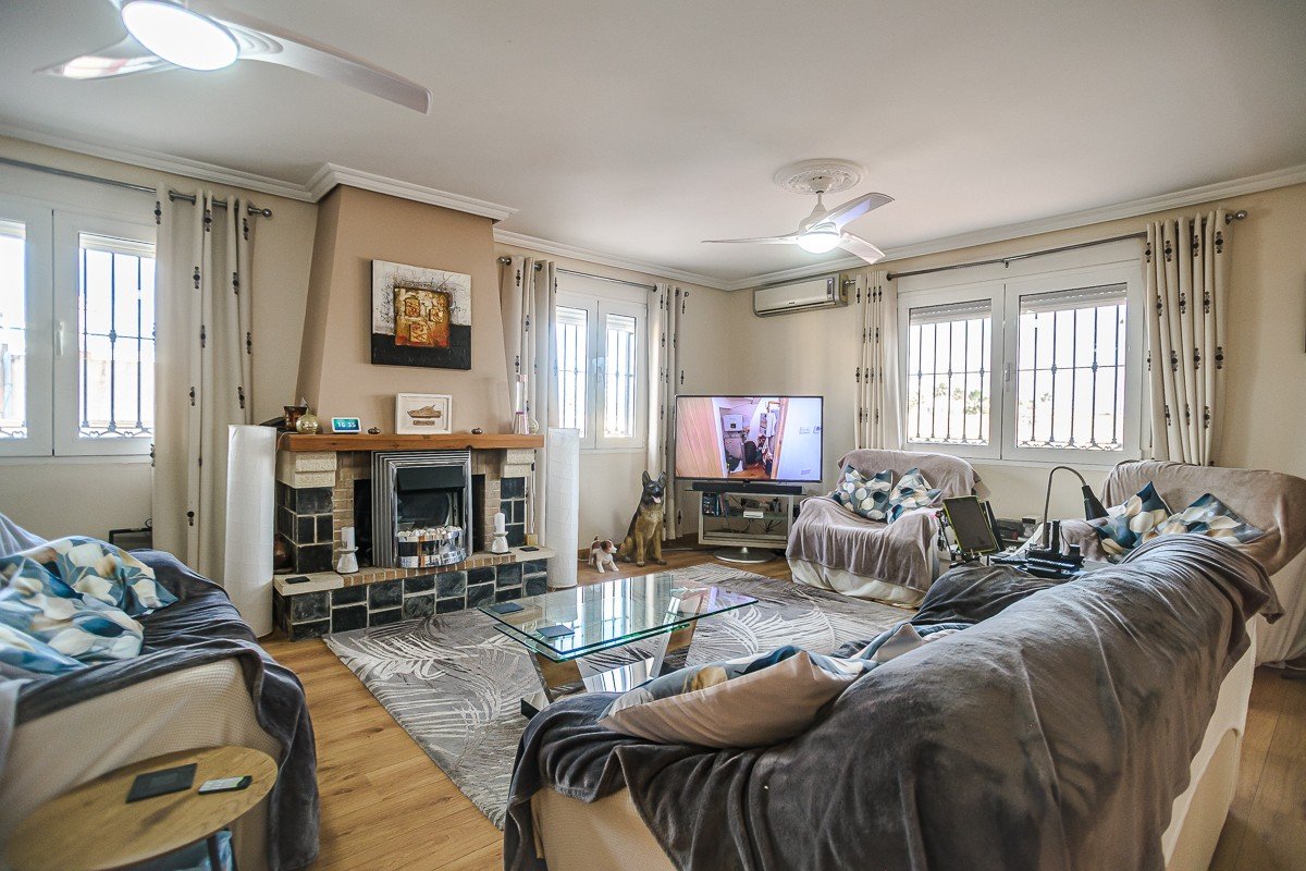 Beautiful villa with 6 bedrooms, 6 bathrooms, roof terrace, alarm system and private pool
