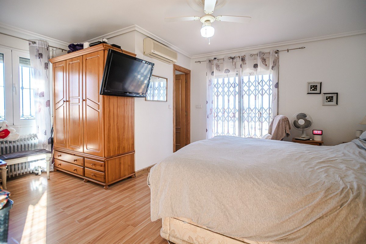 Beautiful villa with 6 bedrooms, 6 bathrooms, roof terrace, alarm system and private pool