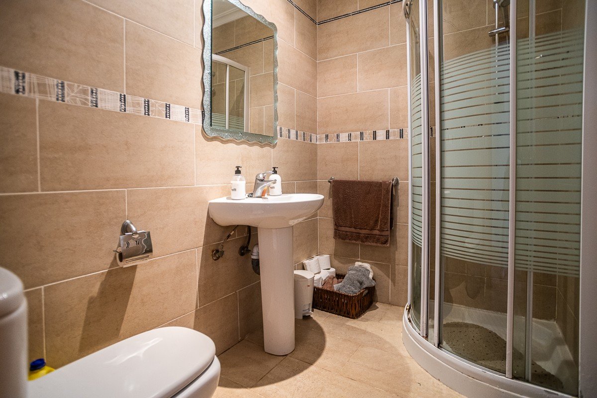 Beautiful villa with 6 bedrooms, 6 bathrooms, roof terrace, alarm system and private pool