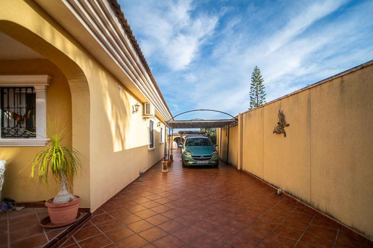 Beautiful villa with 6 bedrooms, 6 bathrooms, roof terrace, alarm system and private pool