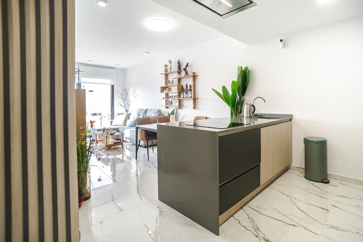 Practically new penthouse with 2 bedrooms, 2 bathrooms, roof terrace, communal pool and private parking
