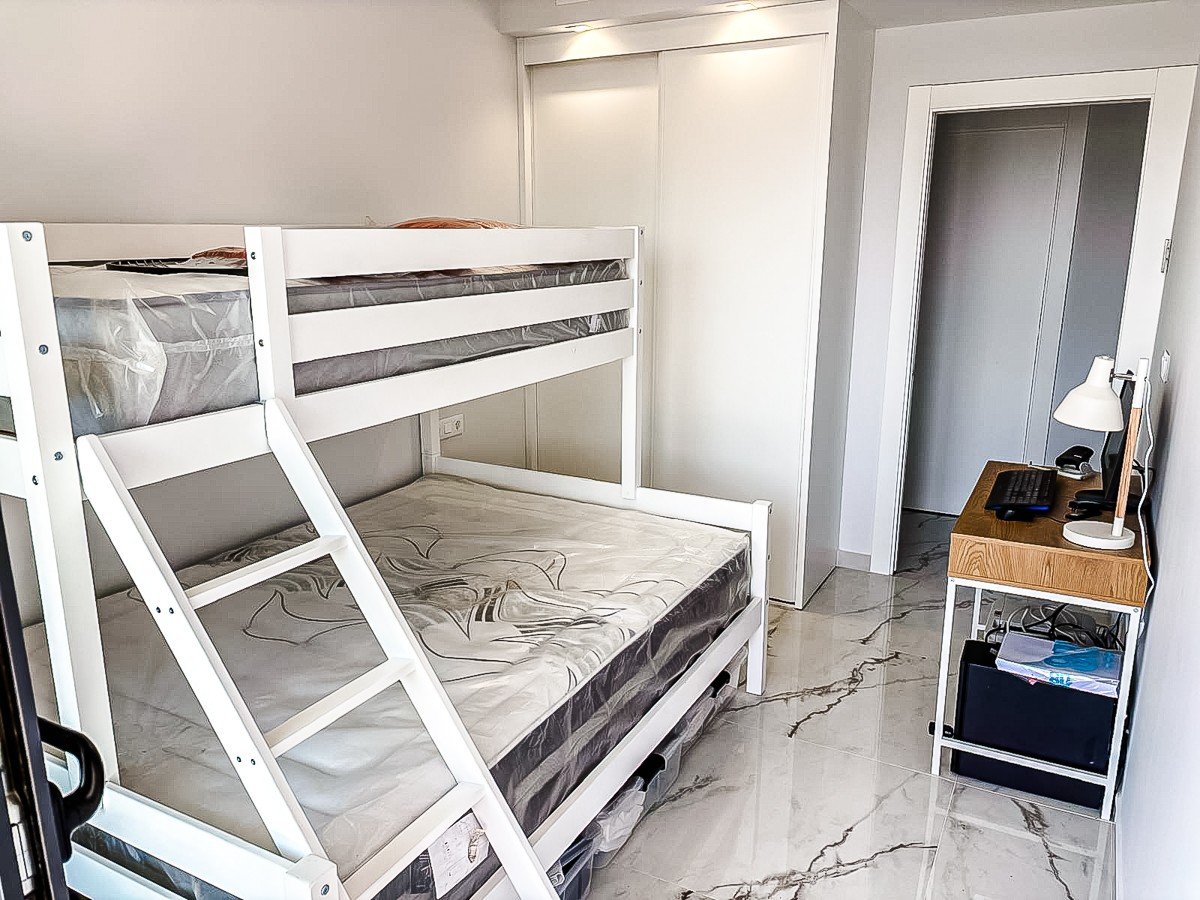 Practically new penthouse with 2 bedrooms, 2 bathrooms, roof terrace, communal pool and private parking