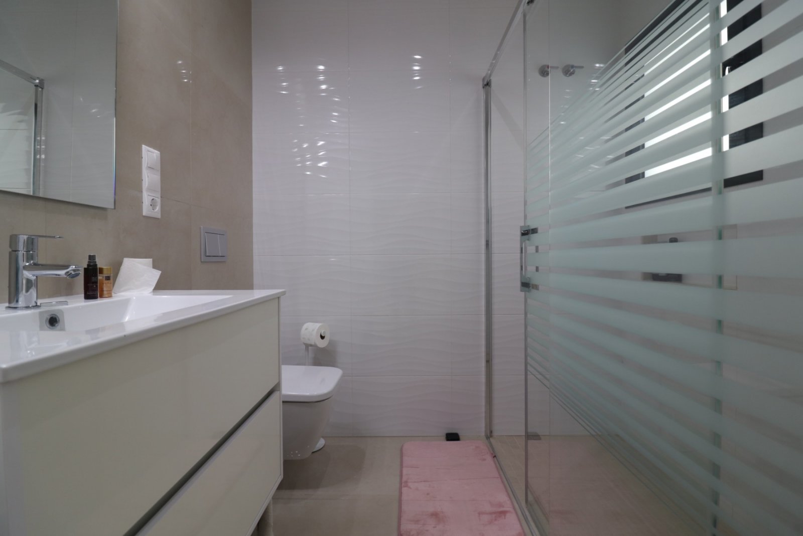 Modern villa with 3 bedrooms, 2 bathrooms, a roof terrace, a parking space and a private swimming pool