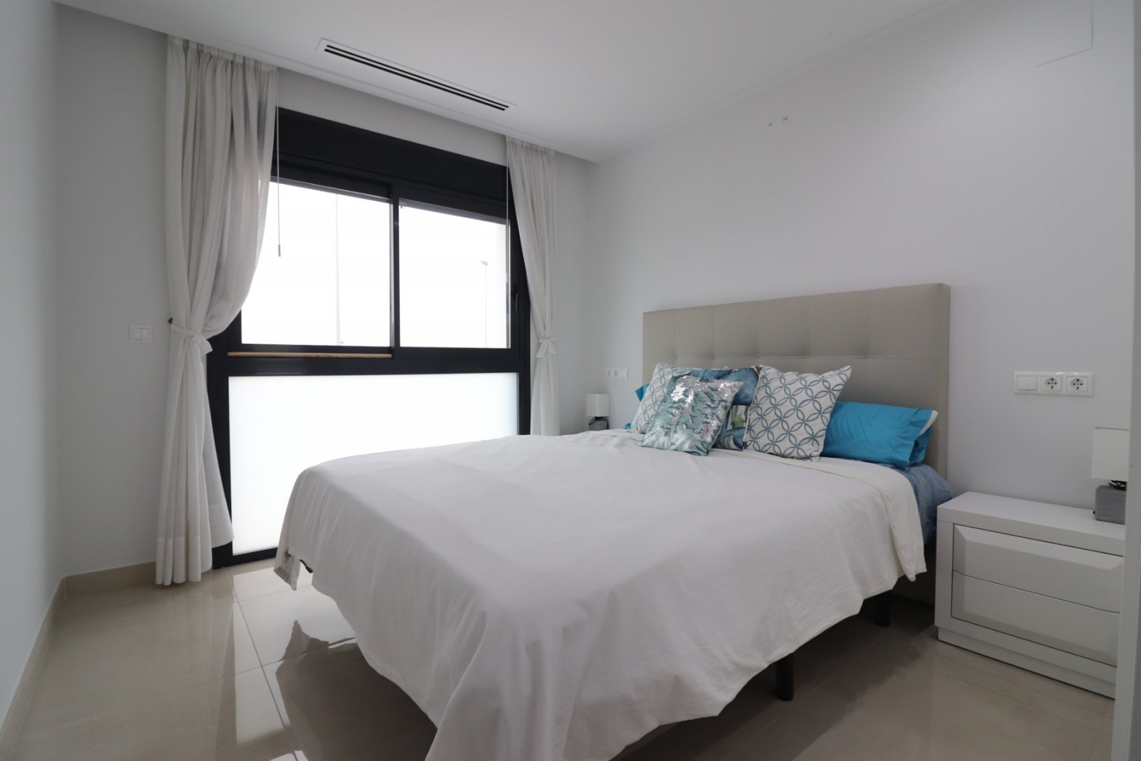 Modern villa with 3 bedrooms, 2 bathrooms, a roof terrace, a parking space and a private swimming pool